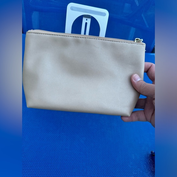 🔥Emirates Airline Business Class Bvlgari Ominia Make Up Bag Travel Case Gold - Picture 4 of 16